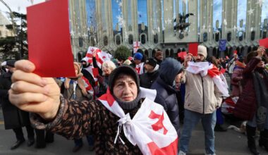 Menschenmengen demonstrieren in Georgien gegen den neu vereidigten Präsidenten