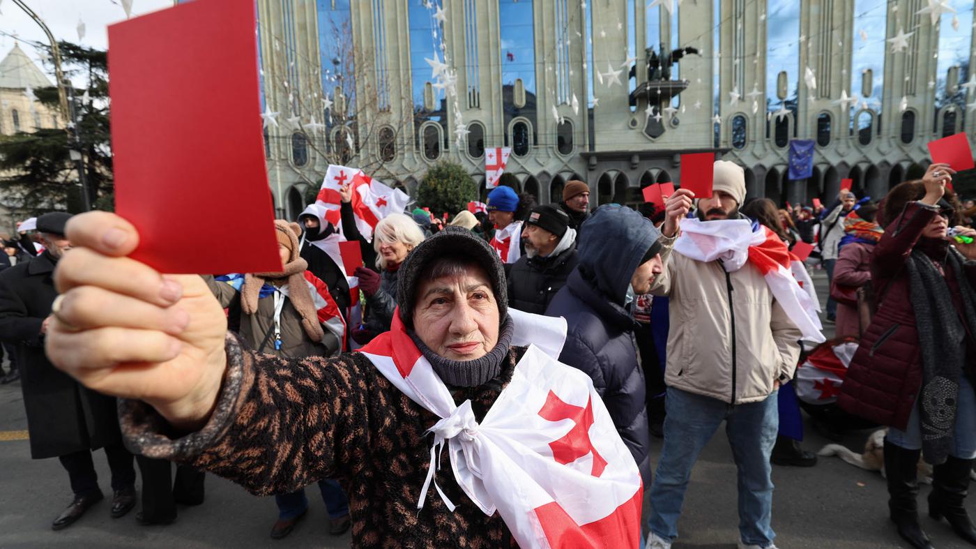 Menschenmengen demonstrieren in Georgien gegen den neu vereidigten Präsidenten