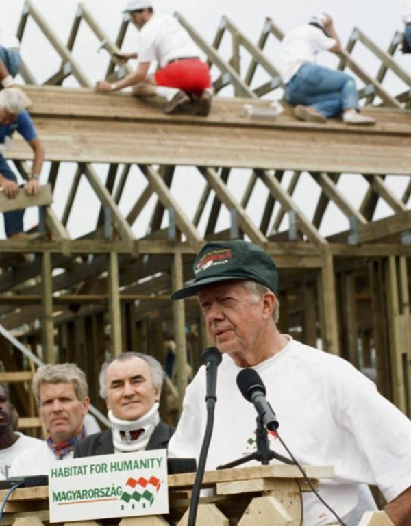 Jimmy Carter 1996-ban Magyarországon (Vácon) épített házat rászorulóknak