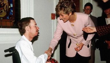 Princess Diana shake hands with an AIDS patient without gloves in 1991.