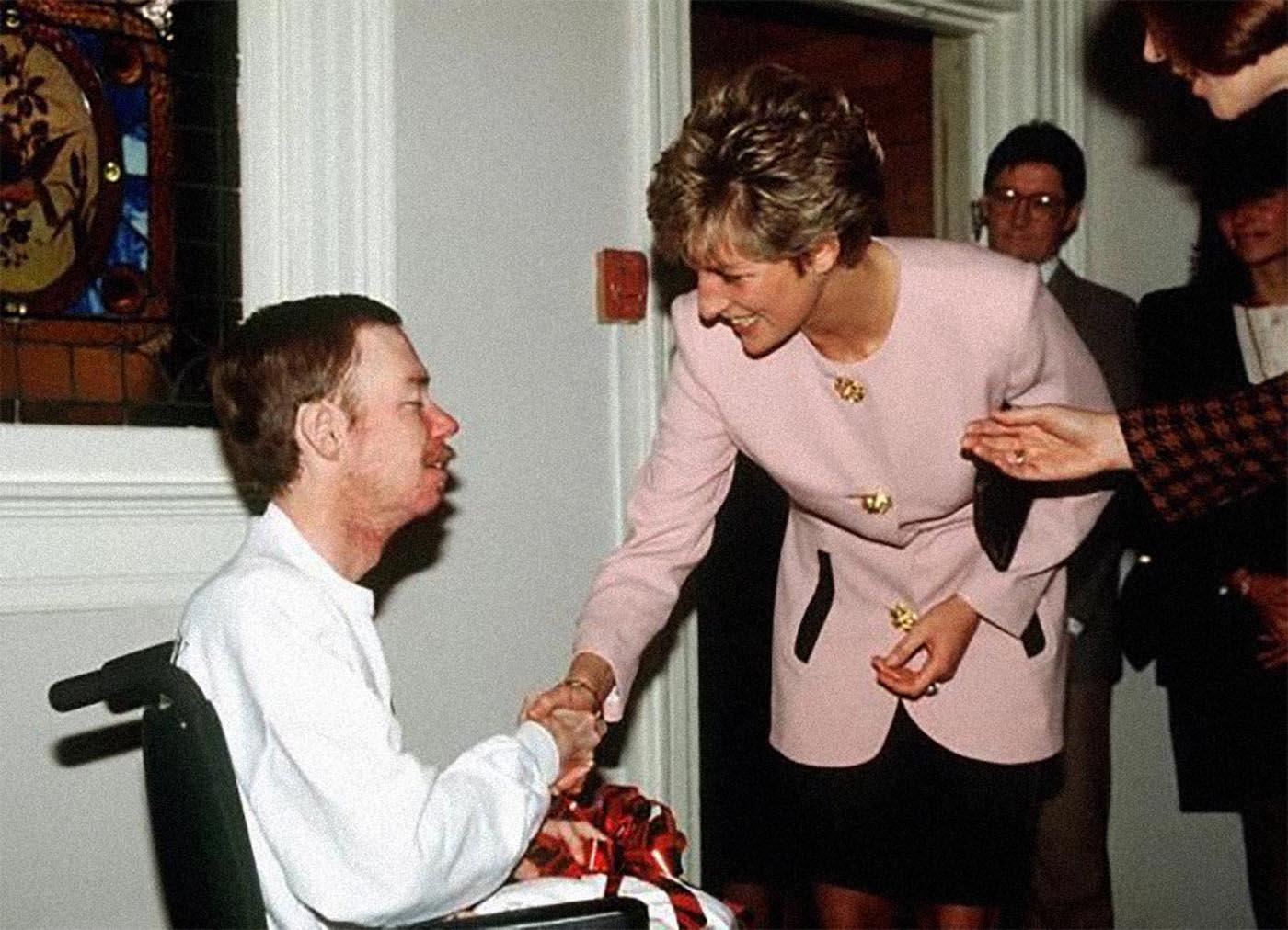 Princess Diana shake hands with an AIDS patient without gloves in 1991.