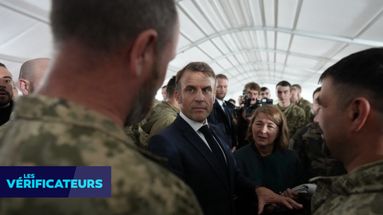 Emmanuel Macron avec les soldats ukrainiens formés par la France, le 9 octobre 2024