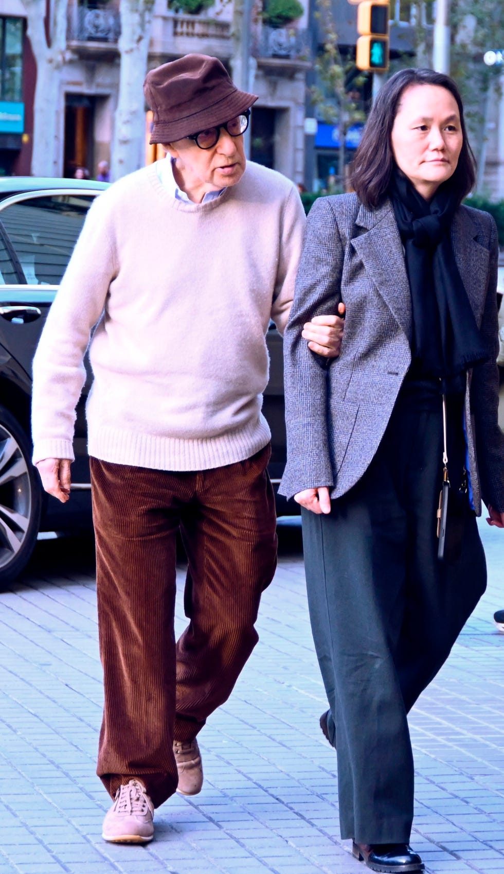 el director de cine woody allen y su esposa, soon yi, paseando por barcelona
