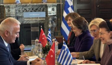 ΥΠΠΟ: Δύο μαρμάρινα επιτύμβια αγγεία επαναπατρίστηκαν από την Ελβετία