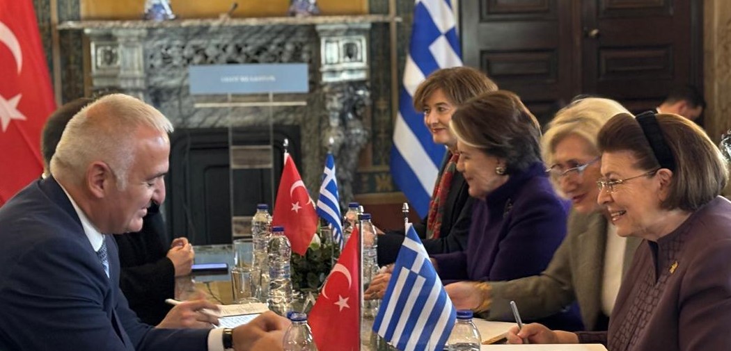 ΥΠΠΟ: Δύο μαρμάρινα επιτύμβια αγγεία επαναπατρίστηκαν από την Ελβετία