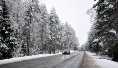Sestdienas rītā daudzviet Latvijā autoceļi ir sniegoti un apledo