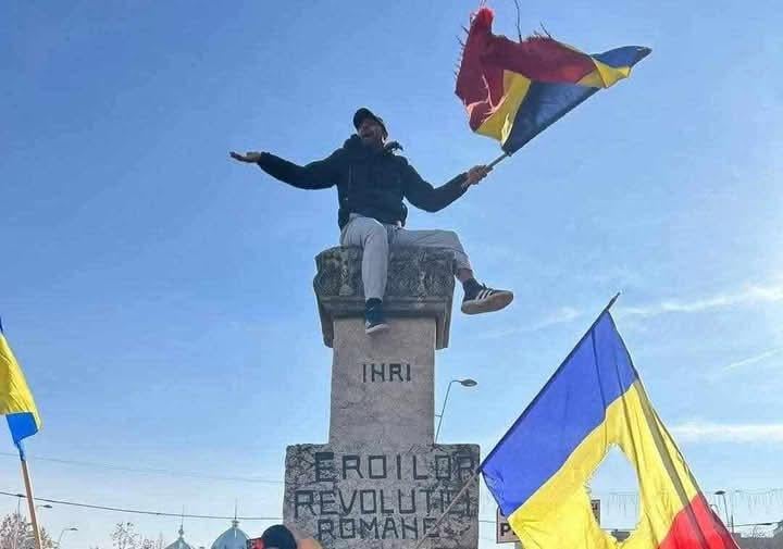 Cu c*rul pe Crucea Eroilor [încă una pentru galerie]