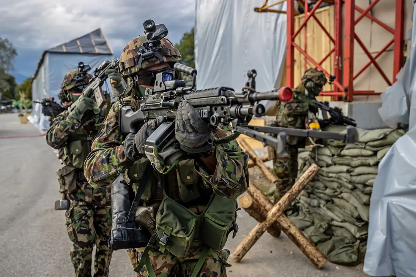 Schweizer Soldaten durchsuchen das Gelände – ©VBS/DDPS