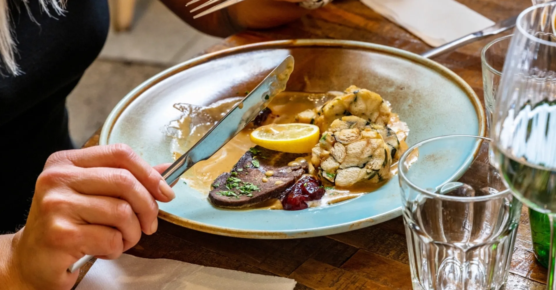 Česko mění návyky: popíjení po večerech je už moc drahé, gastro zachraňují levné obědy