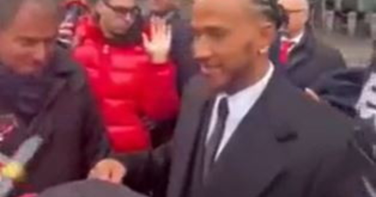 Lewis Hamilton incontra i tifosi della Ferrari a Maranello? La frase (in italiano) con cui li stupisce – Libero Quotidiano