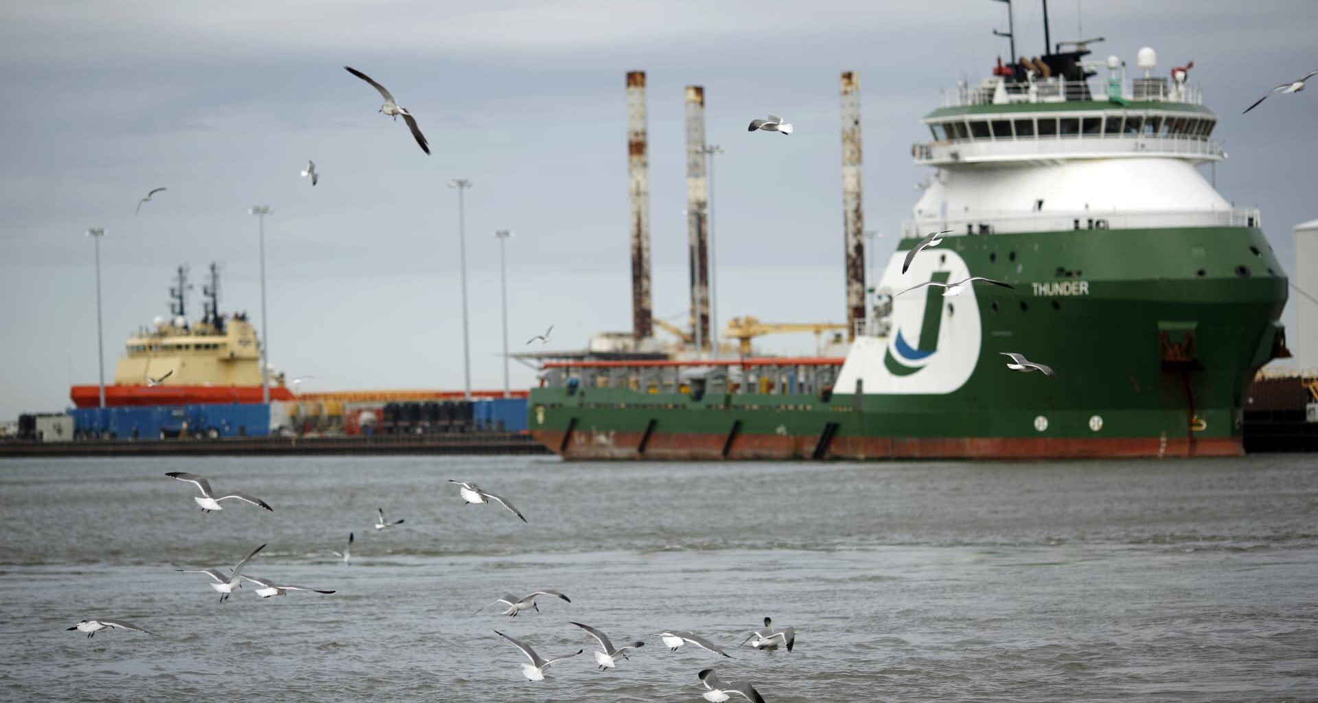 Oil prices rise amid US tariff threat but still set for weekly loss