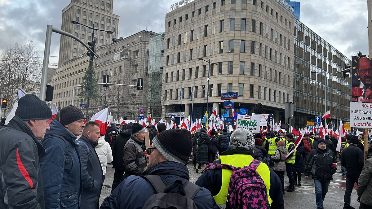 Polish farmers take to the streets in protest ahead of EU presidency Gala