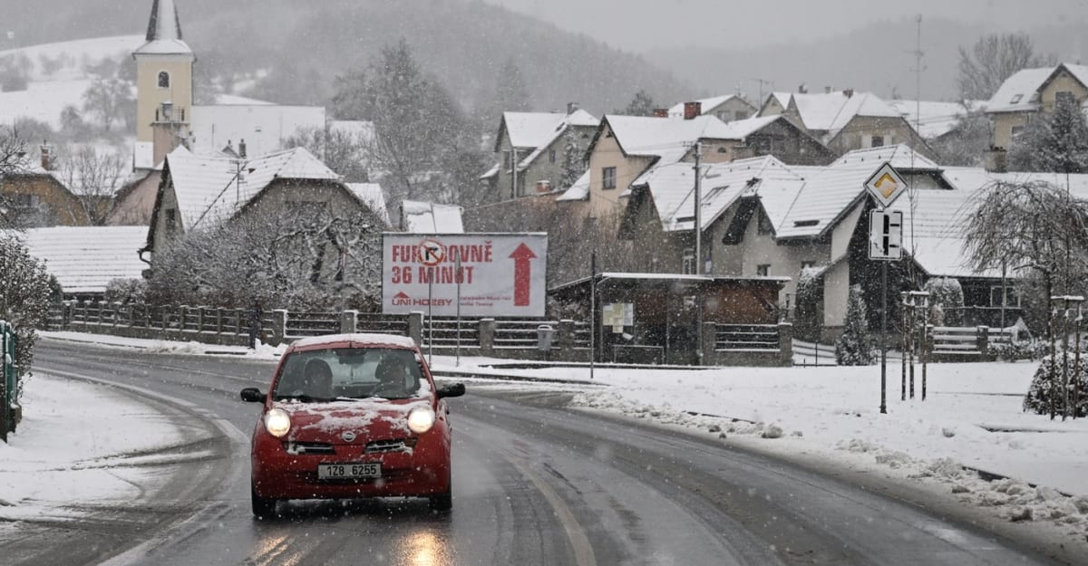 Sledujte RADAR: Na Česko vykoukne slunce, ale jen na chvíli. Kdy a kam se opět vrátí sníh?