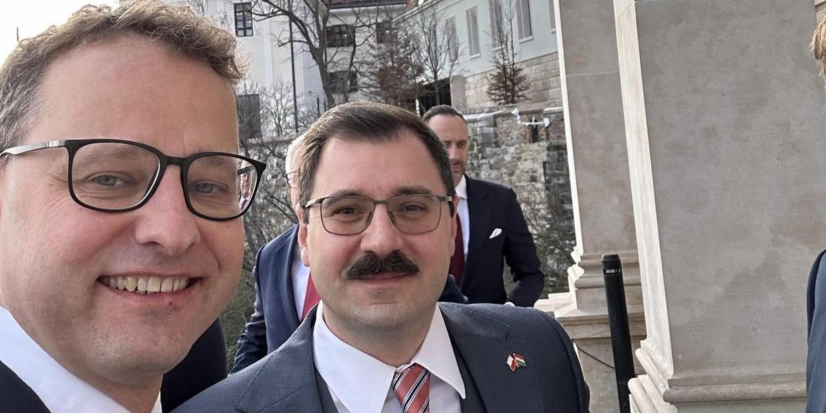 - Az Alapjogokért Központ négy és fél oldalas „tanulmányára” hivatkozva adott menedékjogot Magyarország a korrupcióval vádolt lengyel miniszterhelyettesnek