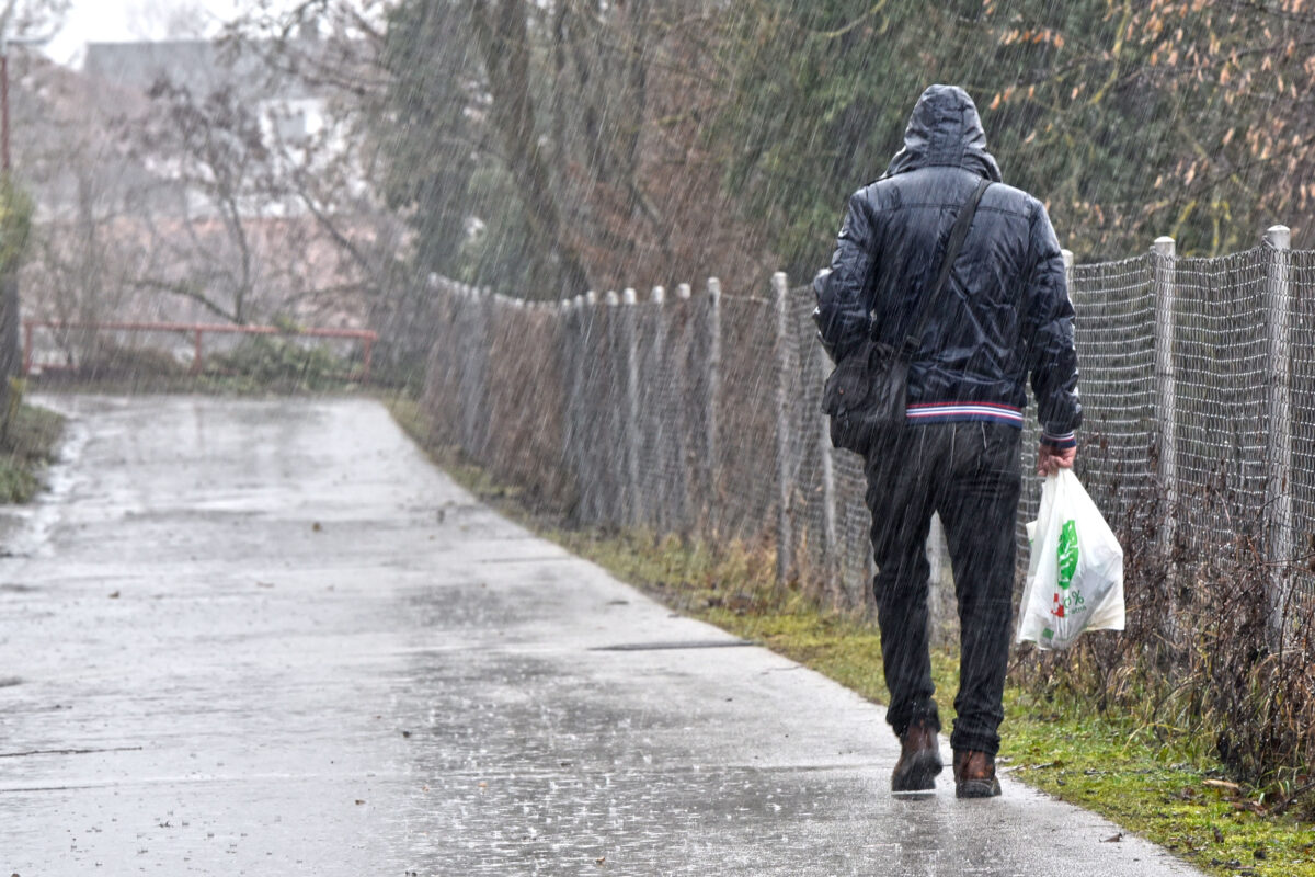 Padavine se bodo še okrepile, ponekod možne tudi nevihte