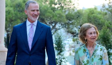 King Felipe of Spain recognizes mother Queen Sofia for her service