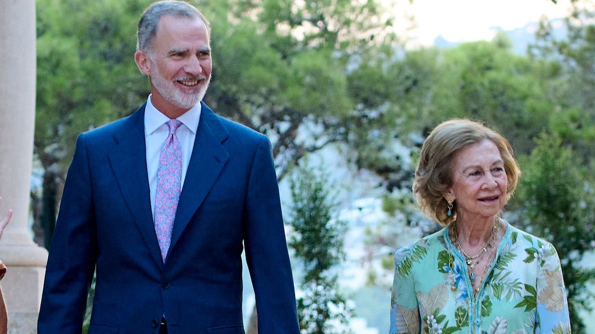King Felipe of Spain recognizes mother Queen Sofia for her service