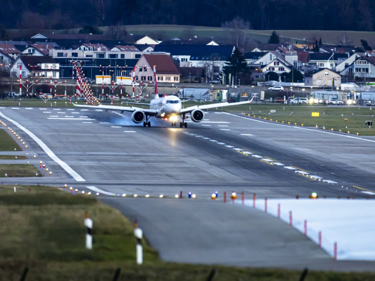 SWISS plane back in Zurich after emergency landing in Austria