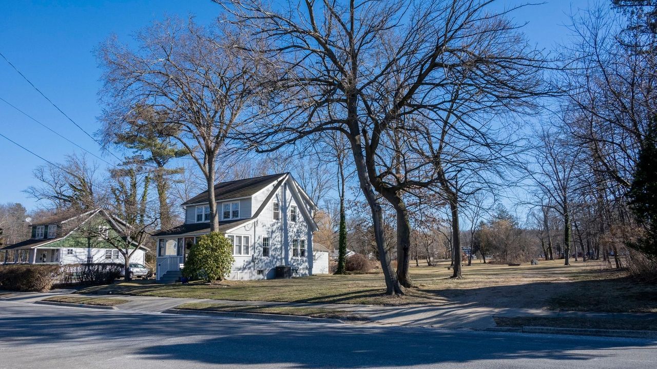 Huntington Town officials plan to expand village green space