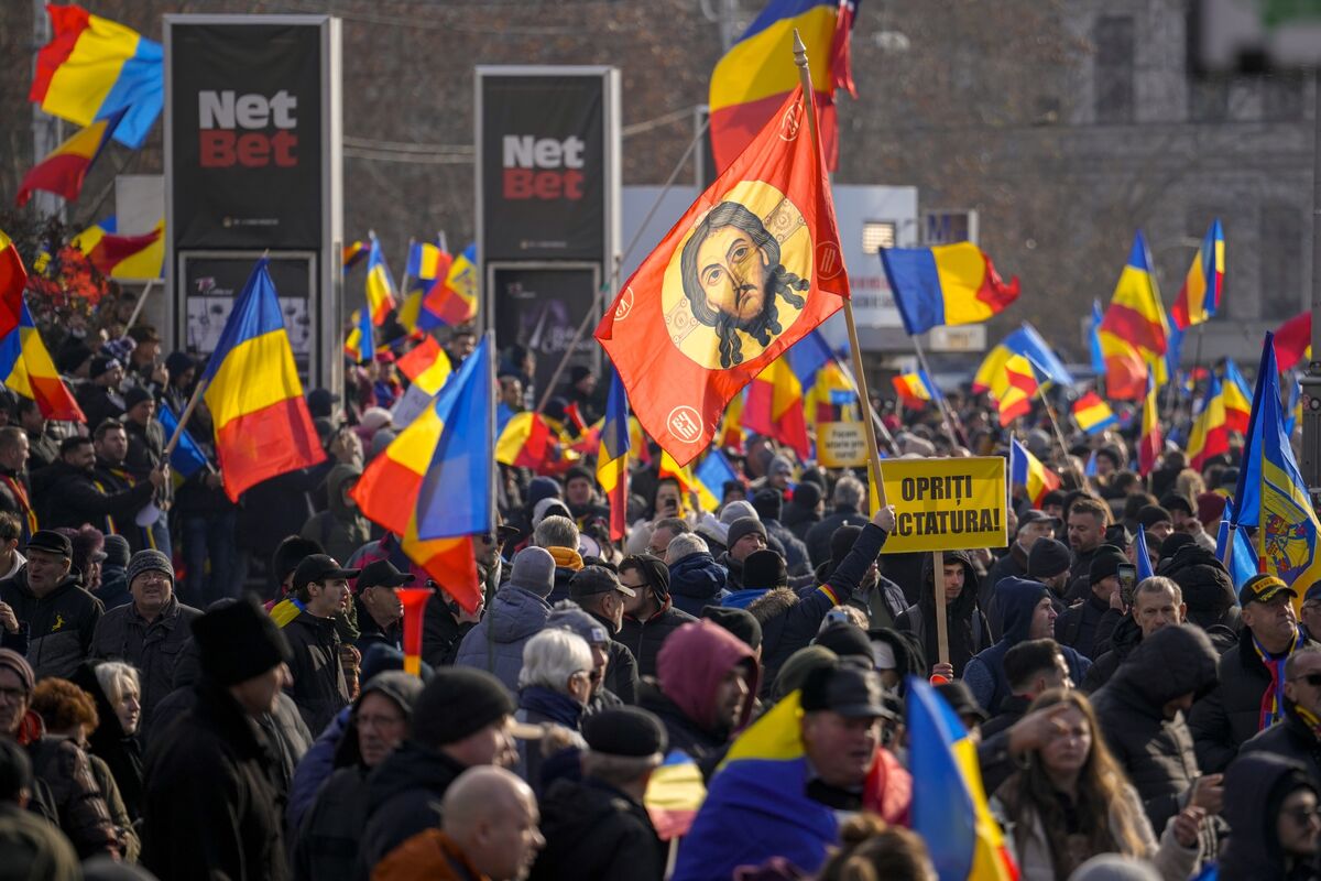 Romanian Far-Right Party Stages Protest After Canceled Elections