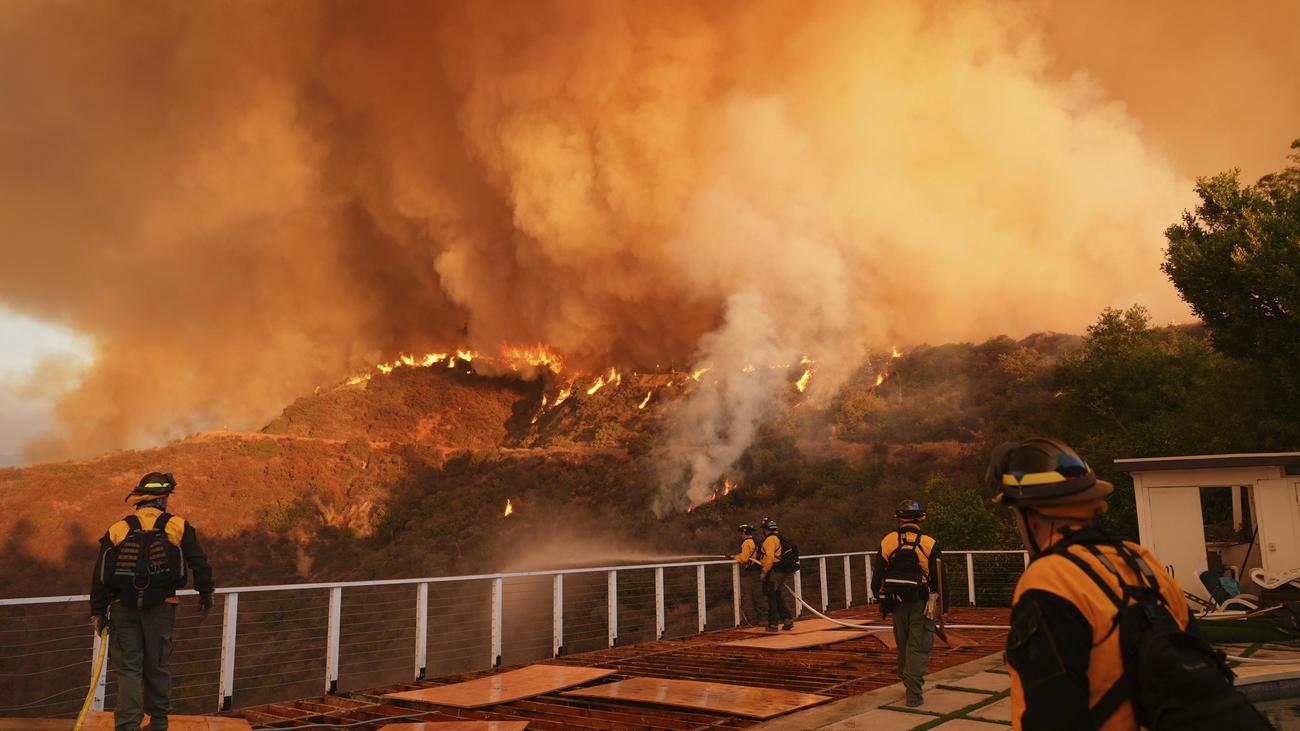 Waldbrände in Kalifornien: Flammen um Los Angeles dehnen sich weiter aus, mehr Tote gemeldet