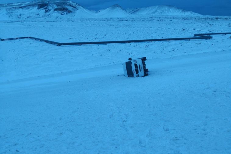 Bus overturns in Hellisheiði - Iceland Monitor