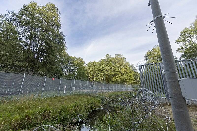 „Tik 6 km nuo sienos. Tai nukreipta į Lietuvos pusę.“ Jos didžiulės. 340 m ilgio ir 5–7 m pločio :: Karyba :: www.technologijos.lt