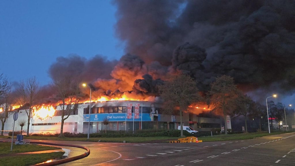 Dit pand in Goes staat al meer dan 24 uur in brand: 'Het is onbeheersbaar'