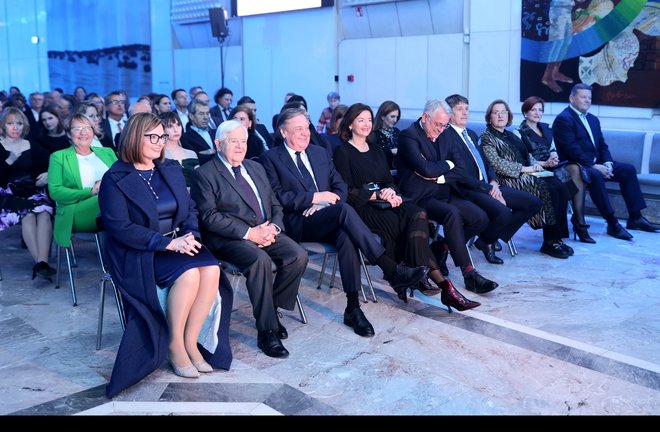 Direktorica medijske hiše Delo Nataša Luša, ob njej sedijo nekdanji predsednik Milan Kučan, župan Ljubljane Zoran Janković in ministri Tanja Fajon, Majtaž Han, Borut Sajovic s soprogo, Asta Vrečko in Aleksander Jevšek. FOTO: Blaž Samec/Delo