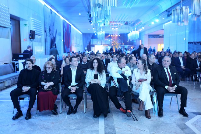 Nocoj je bil njihov večer: nominiranci za Delovo osebnost leta 2024 v družbi odgovornega urednika Dela Bojana Budje. Od leve proti desni sedijo: Bojan Cvjetićanin, Maja Plaz, Tilen Genov, Sonja Prosenc, Samo Zver in Špela Miroševič. FOTO: Blaž Samec/Delo