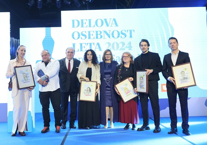 Fotografija za zgodovino: nominiranci za Delovo osebnost leta 2024 in zmagovalec v družbi direktorice in odgovornega urednika Dela. Od leve si sledijo Špela Miroševič, Delova osebnost leta 2024 Samo Zver, odgovorni urednik Bojan Budja, Sonja Prosenc, direktorica Dela Nataša Luša, Maja Plaz, Bojan Cvjetićanin in Tilen Genov. Nominirani so bili tudi Janja Garnbret, Goran Dragić, Tadej Pogačar in Blaž Brodnjak. FOTO: Blaž Samec/Delo