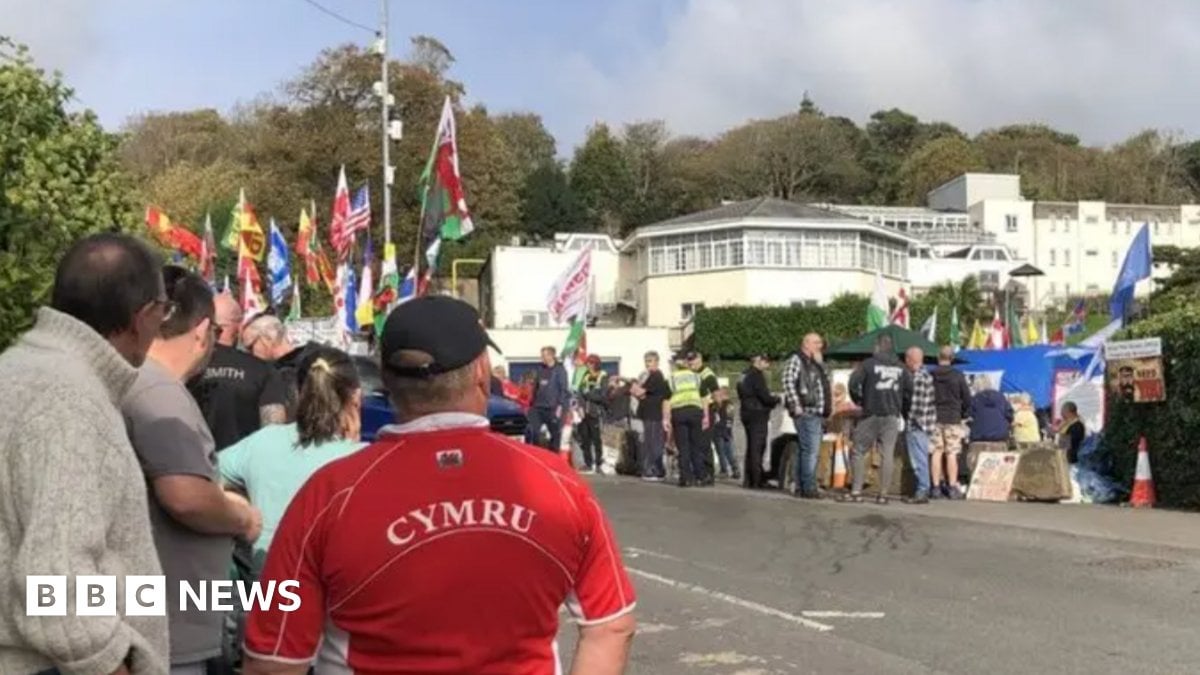 Far-right 'groomed' town during protests - ex-minister