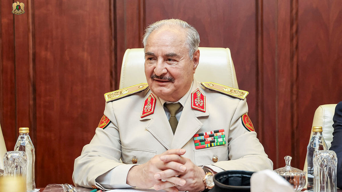 El comandante del Ejército Nacional Libio, Khalifa Haftar, en una reunión con el general Michael Langley - PHOTO/EJÉRCITO NACIONAL LIBIO via REUTERS