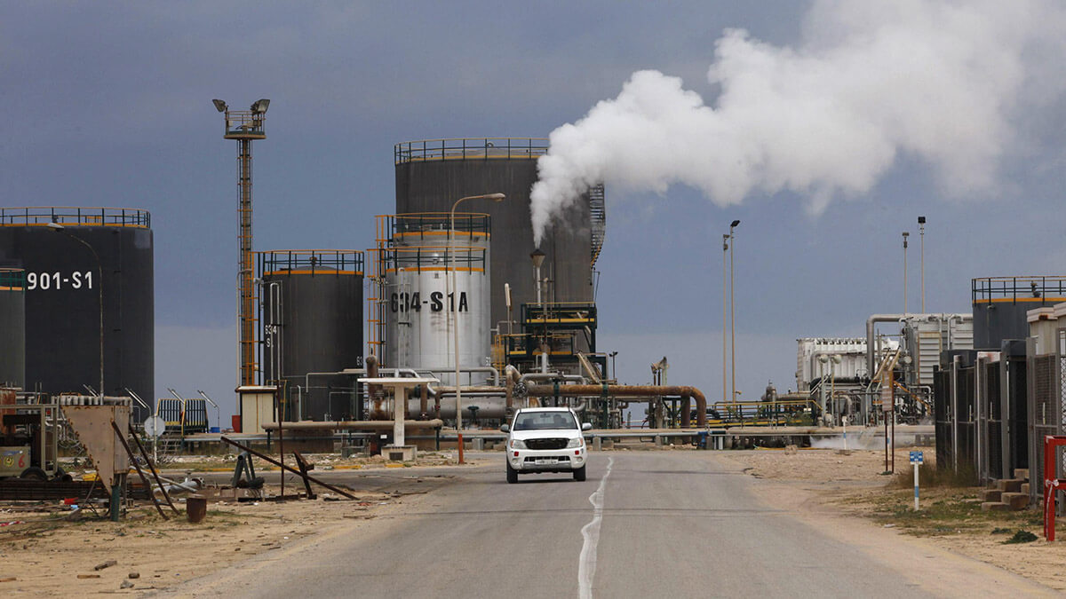 <p>Refinería de petróleo en Zawiya, 55 km al oeste de Trípoli - REUTERS/ ISMAIL ZITOUNY</p>
