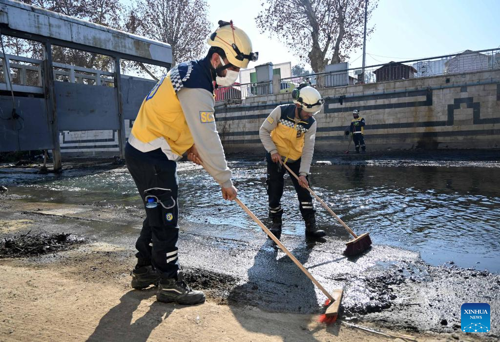 People take part in neighborhood cleaning campaign in Damascus, Syria-Xinhua