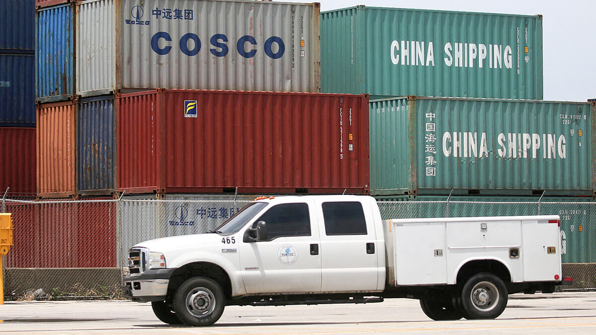 <p>Contenedores de carga de Cosco y China Shipping en el Puerto de Miami  - REUTERS/ CARLO ALLEGRI</p>
