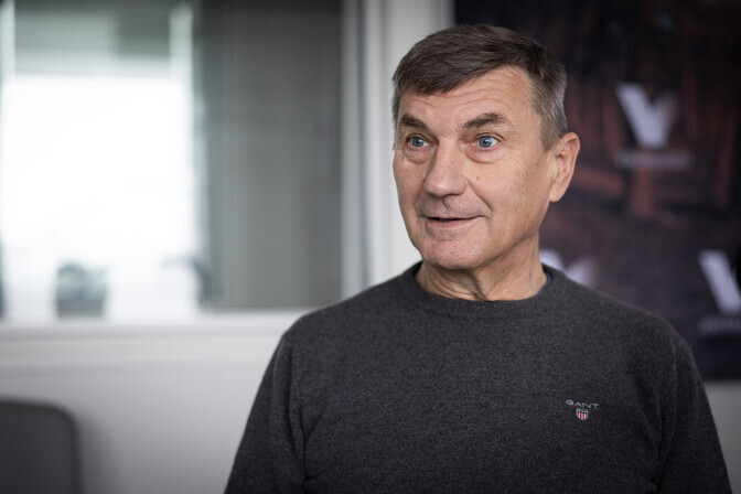 Ex-Estonian PM Andrus Ansip donates professional records to state archive | News