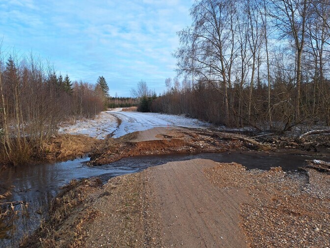 Severe flooding washes away two minor roads in southwest Estonia | News
