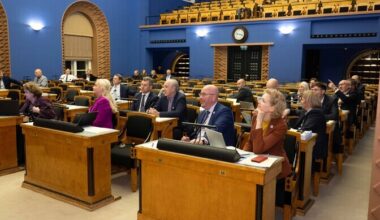 Võimuliit arutab mõtet võtta halli passi inimestelt hääleõigus 2029. aastaks | Eesti