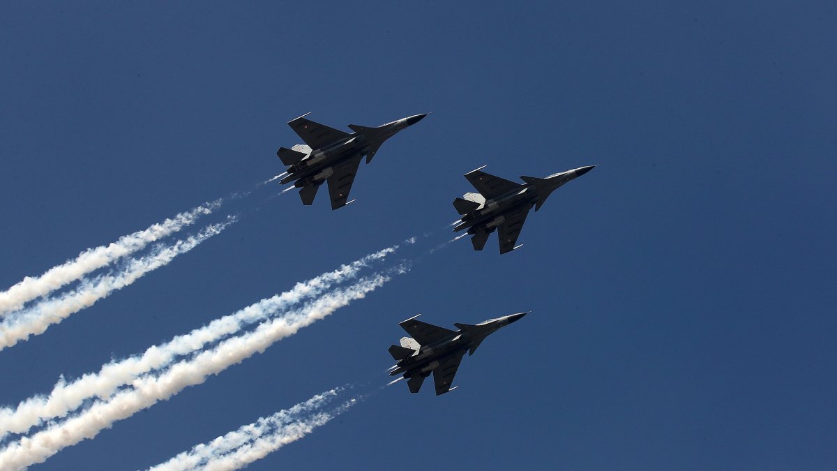 Iran says has acquired Russian-made Sukhoi 35 fighter jets