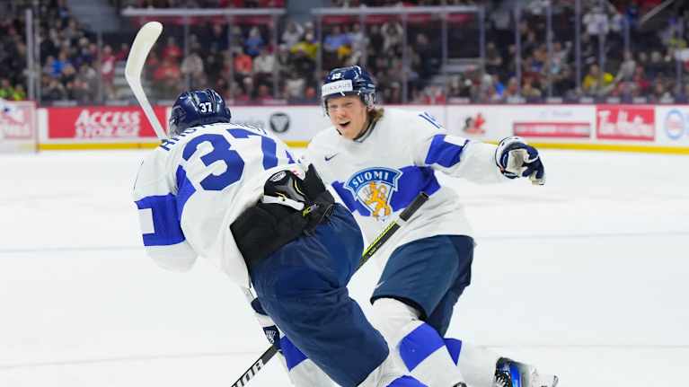 Konsta Helenius rientää Benjamin Rautiaisen kimppuun tämän iskettyä Suomen voittomaalin ylivoimalla. 
