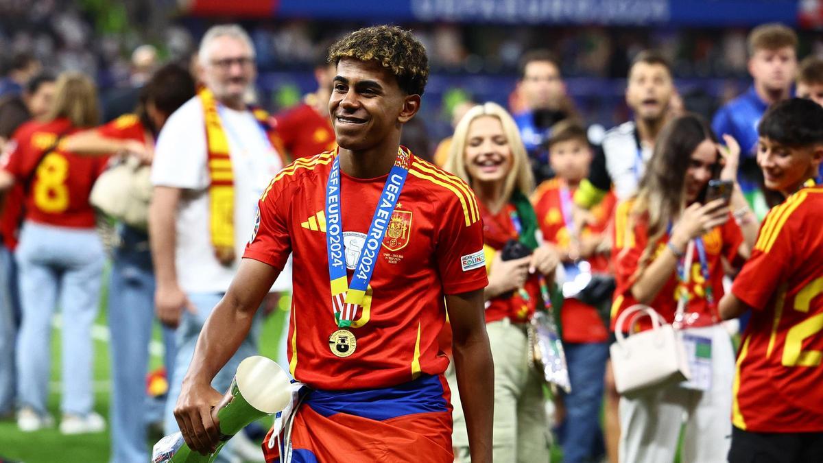 Lamine, con el trofeo de la Eurocopa ganado en Berlín