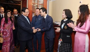 PM meets with embassy staff, Vietnamese community in Czech Republic