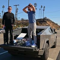 Zwei Männer stehen bei Los Angeles auf einem Cybertruck und versuchen, Starlink zu installieren.