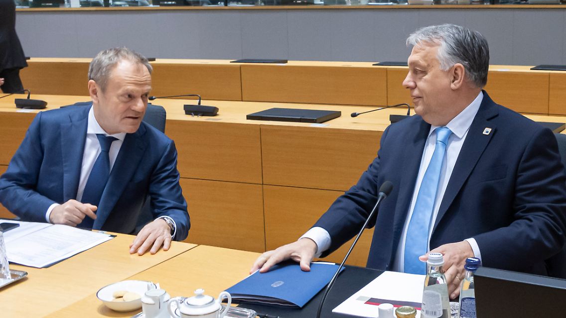 Donald Tusk und Viktor Orbán vor einem EU-Ratstreffen zum russischen Angriffskrieg auf die Ukraine
