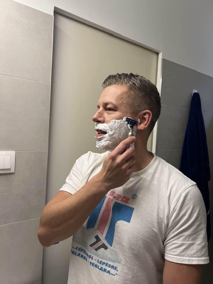 A hétfői Atv riport után sokan kifogásolták Magyar Péter borostás arcát és íme😂 persze most meg tömegek követelik a szakállat😅
