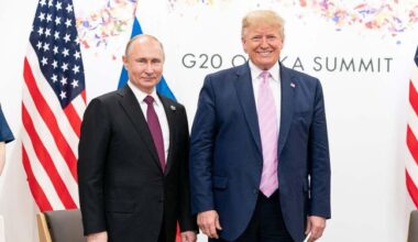 Un air de bromance et un parfum de complotisme entre Trump et Poutine, avant leur rendez-vous