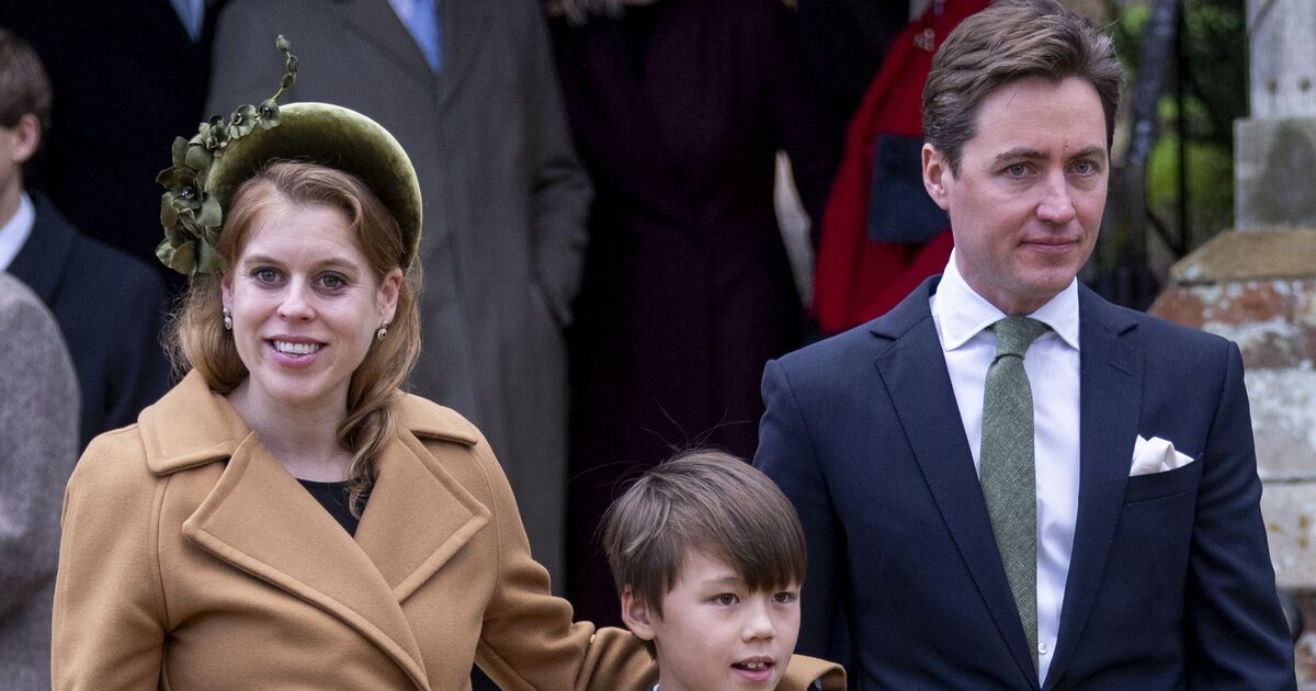 Message behind Princess Beatrice's Christmas coat | Royal | News