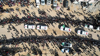 Imagen aérea del convoy de la Cruz Roja que trasportan entre la multitud, a los rehenes tras ser traspasados.