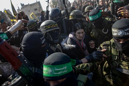 La rehén israelí Arbel Yehud, de 29 años, rodeanda de milicianos de Hamás y de la Yihad Islámica, durante su traspaso a la Cruz Roja.